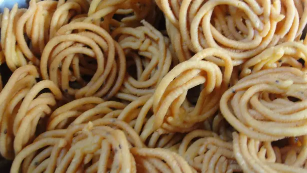 Foto von Murukku - Der südindische Spiral-Snack – fertig angerichtet