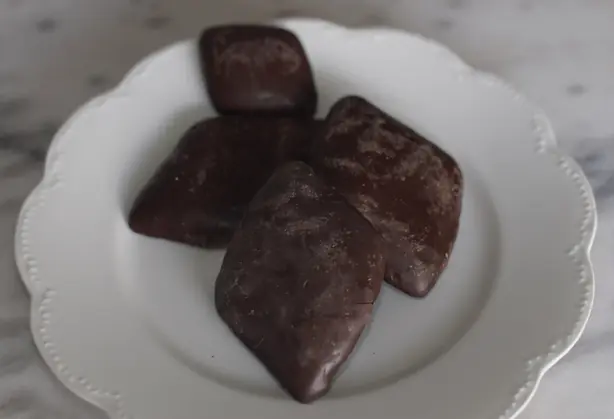 Foto von Mustacciuoli Napoletani – Traditionelle Weihnachtsplätzchen aus Neapel – fertig angerichtet
