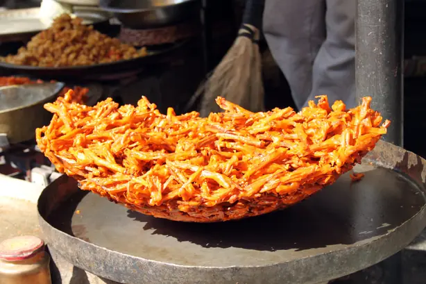 Foto von Nadur Monji – Knusprige Kaschmirische Lotuswurzel-Fritten – fertig angerichtet