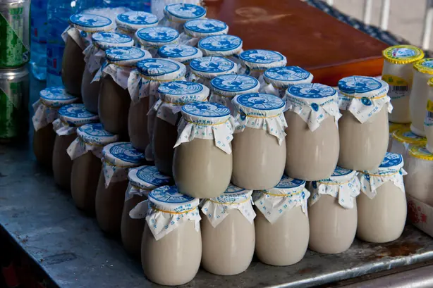 Foto von Nai Lao - Traditioneller Peking-Joghurt (Imperial Cheese) – fertig angerichtet