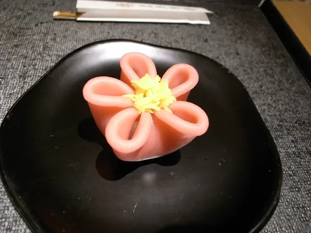 Foto von Namagashi (Nerikiri) - Kunstvolle japanische Süßigkeit – fertig angerichtet