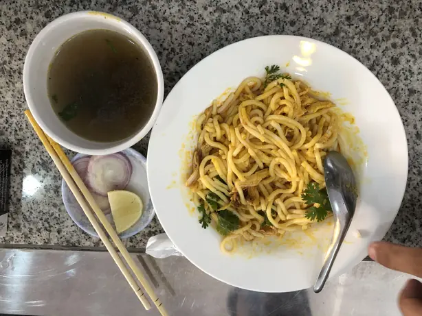 Foto von Nan Gyi Thohk - Burmesischer Nudelsalat mit Hähnchen-Curry – fertig angerichtet