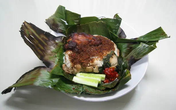 Foto von Nasi Bakar – Indonesischer Reis im Bananenblatt gegrillt – fertig angerichtet