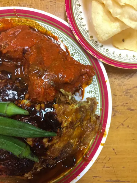 Foto von Nasi Kandar – Malaysischer Reis mit Curry-Vielfalt 'Banjir' – fertig angerichtet