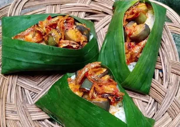 Foto von Nasi Kucing (Indonesischer Katzenreis) – Der Angkringan-Klassiker – fertig angerichtet