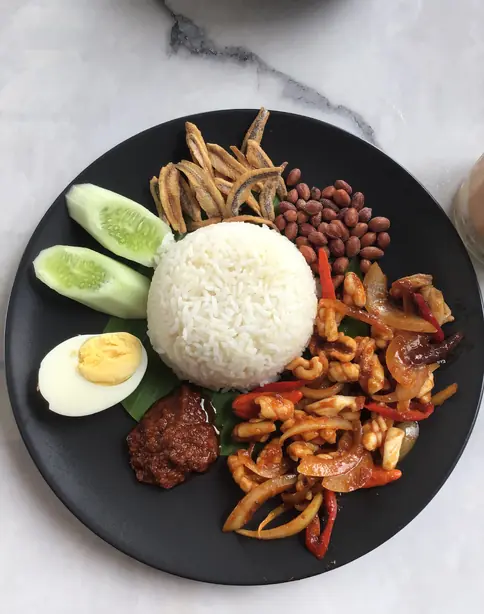 Foto von Nasi Lemak – Malaysias duftender Kokos-Reis mit Sambal – fertig angerichtet