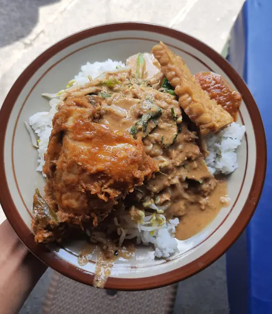 Foto von Nasi Pecel - Javanesischer Reis mit pikanter Erdnusssauce & Gemüse – fertig angerichtet