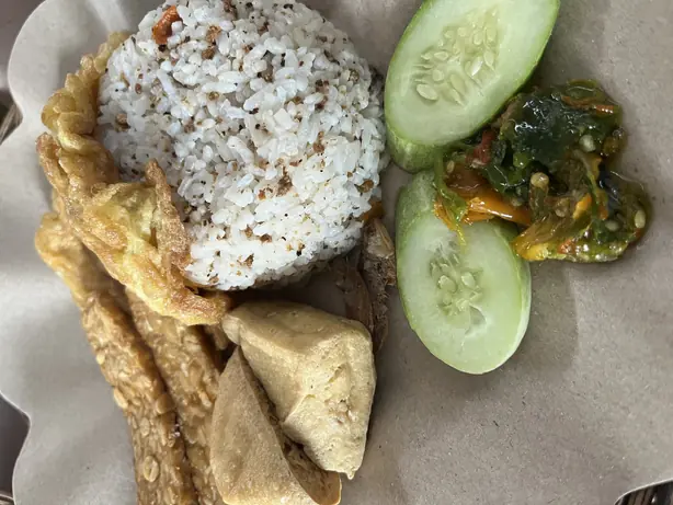 Foto von Nasi Tutug Oncom – Würziger Reis mit Oncom nach Sundanesischer Art – fertig angerichtet