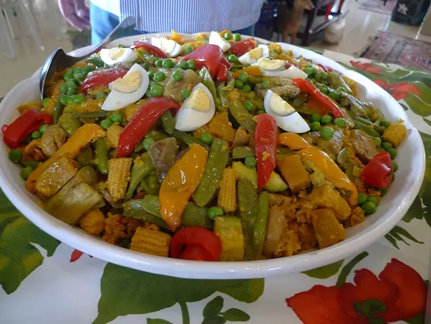 Foto von Nasing Biringyi – Die goldene Paella aus Pampanga – fertig angerichtet