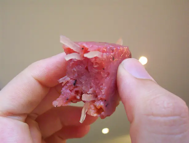 Foto von Nem Chua – Vietnamesische fermentierte Schweinewurst – fertig angerichtet