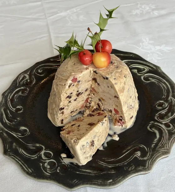 Foto von Nesselrode Pudding - Der legendäre gefrorene Kastanien-Traum – fertig angerichtet