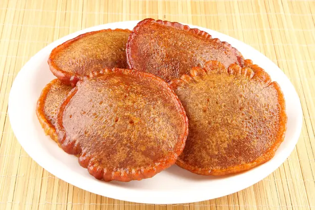 Foto von Neyyappam – Süße Reis-Fritters aus Kerala mit Kokos & Ghee – fertig angerichtet