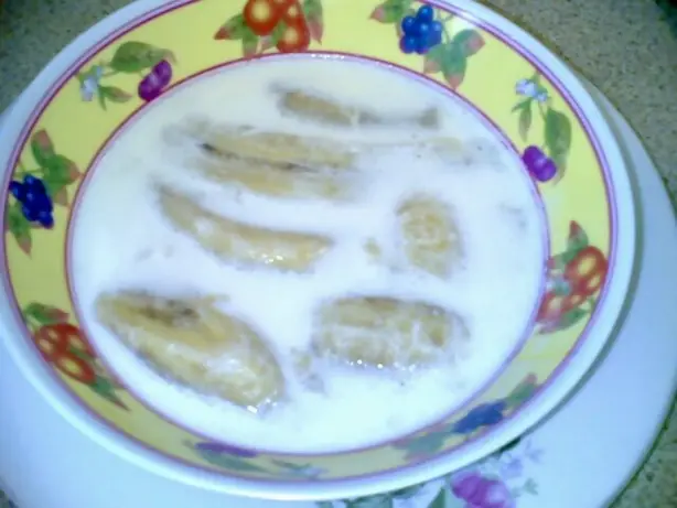 Foto von Ngapyaw Baung - Burmesischer Bananen-Kokos-Pudding – fertig angerichtet