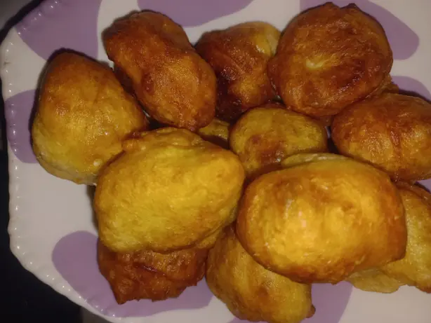 Foto von Nigerianische Puff-Puff (Süße frittierte Teigbällchen) – fertig angerichtet
