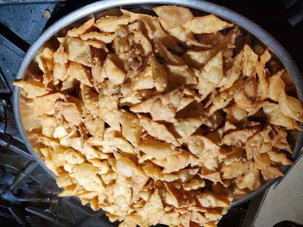 Foto von Nimki (Namak Para) – Der knusprige indische Cracker-Klassiker – fertig angerichtet