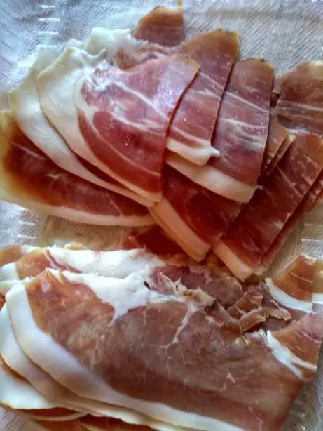 Foto von Njeguški pršut (Original Montenegrinischer Rohschinken) – fertig angerichtet