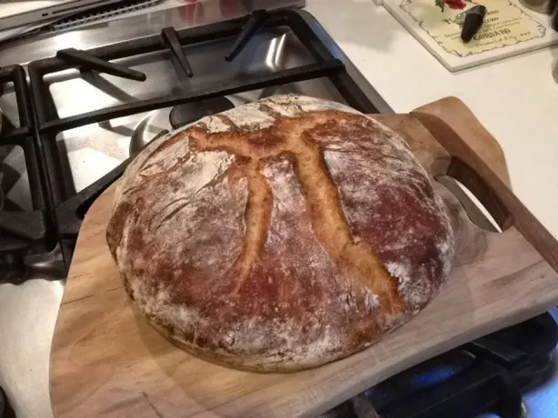 Foto von No-Knead Bread - Das legendäre Topfbrot ohne Kneten – fertig angerichtet