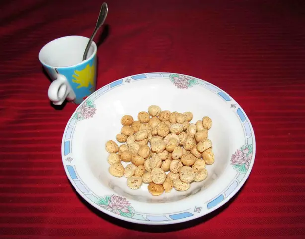 Foto von Nocciolini di Chivasso - Das Originalrezept für die winzigen Haselnuss-Küsse aus dem Piemont – fertig angerichtet