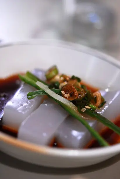 Foto von Nokdumuk-Muchim: Erfrischender koreanischer Mungbohnengelee-Salat – fertig angerichtet