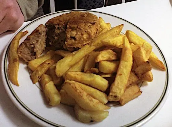 Foto von Nordirische Pastie (Frittierte Hackfleisch-Kartoffel-Frikadelle) – fertig angerichtet