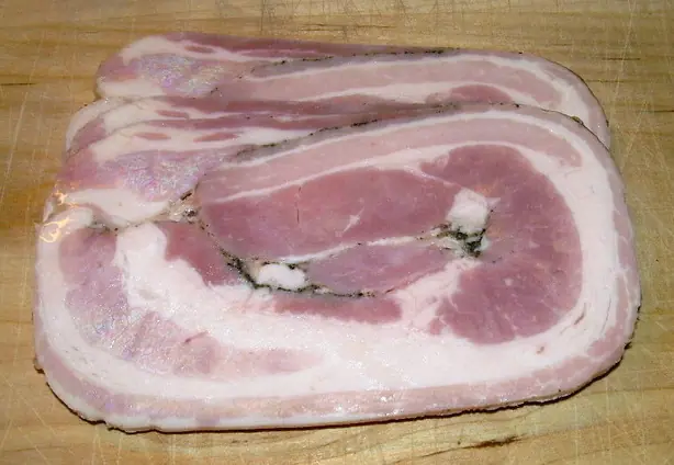 Foto von Norwegische Ribberull (Würzige Schweinebauch-Roulade) – fertig angerichtet
