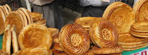 Foto von Obi Non - Traditionelles usbekisches Fladenbrot mit Sesam & Schwarzkümmel – fertig angerichtet