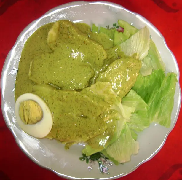 Foto von Ocopa Arequipeña – Peruanische Kartoffeln an pikanter Huacatay-Creme – fertig angerichtet