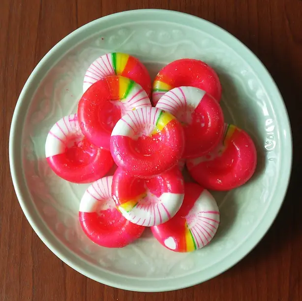 Foto von Okchun-dang (Bunte koreanische Zeremonien-Bonbons) – fertig angerichtet