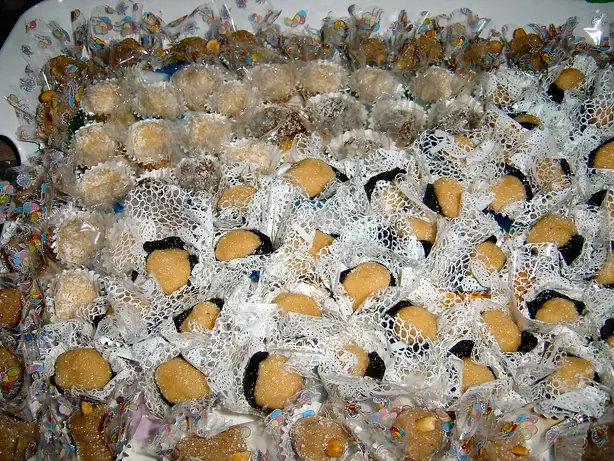 Foto von Olho de Sogra – Brasilianische 'Schwiegermutteraugen' mit Kokosfüllung – fertig angerichtet