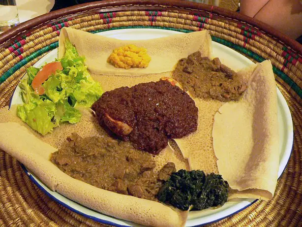 Foto von Original Äthiopisches Injera – Das fermentierte Teff-Fladenbrot – fertig angerichtet