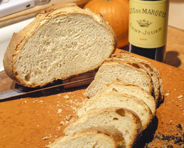 Foto von Original Französisches Pain de Campagne - Rustikales Landbrot – fertig angerichtet