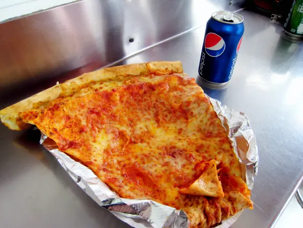 Foto von Original Jumbo Slice Pizza - Der Gigant aus D.C. – fertig angerichtet