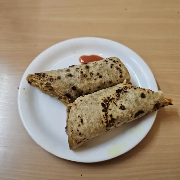 Foto von Original Karachi Paratha Roll – fertig angerichtet
