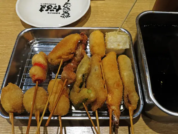 Foto von Original Kushikatsu - Knusprige Spieße aus Osaka – fertig angerichtet