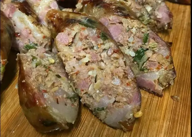 Foto von Original Laotische Sai Oua - Aromatische Kräuterbratwurst – fertig angerichtet