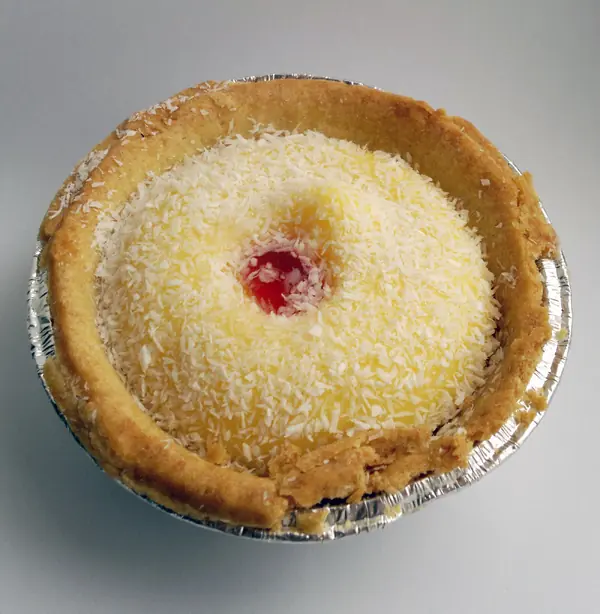 Foto von Original Manchester Tart – Der britische Pudding-Klassiker – fertig angerichtet