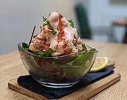 Foto von Original Marie Rose Sauce – Der britische Klassiker für Prawn Cocktails – fertig angerichtet