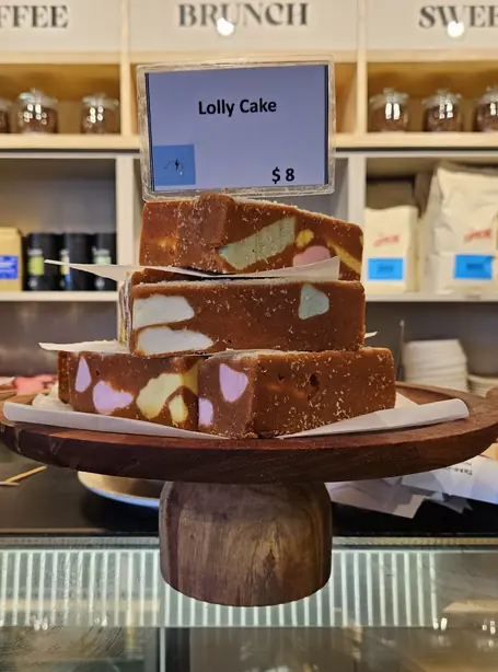 Foto von Original Neuseeländischer Lolly Cake – Der bunte No-Bake-Klassiker – fertig angerichtet