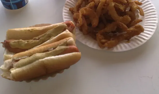 Foto von Original New Jersey Ripper Hot Dogs mit Hausgemachtem Relish – fertig angerichtet