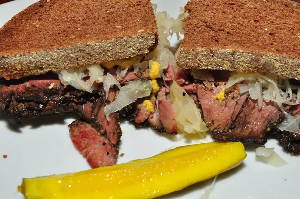 Foto von Original New Yorker Pastrami on Rye – fertig angerichtet