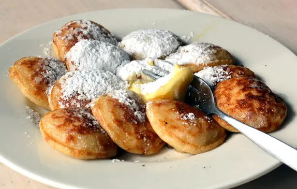 Foto von Original Niederländische Poffertjes – fertig angerichtet