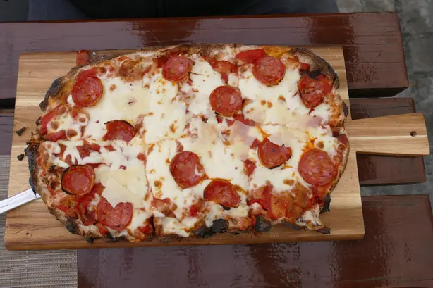 Foto von Original Pinsa Romana (Das luftige Oval aus Rom) – fertig angerichtet