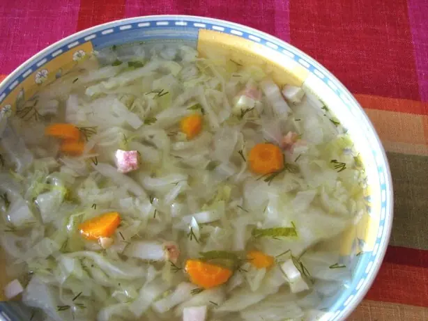 Foto von Original Polnische Kapuśniak – Herzhafte Sauerkrautsuppe mit Kielbasa – fertig angerichtet