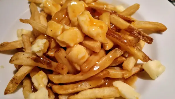 Foto von Original Québécois Poutine – fertig angerichtet