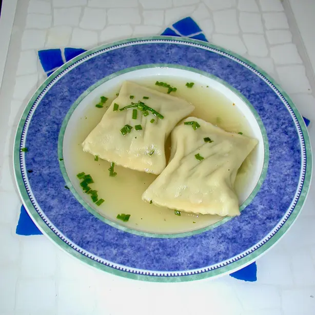 Foto von Original Schwäbische Maultaschen – Der Klassiker 'Herrgottsbescheißerle' – fertig angerichtet