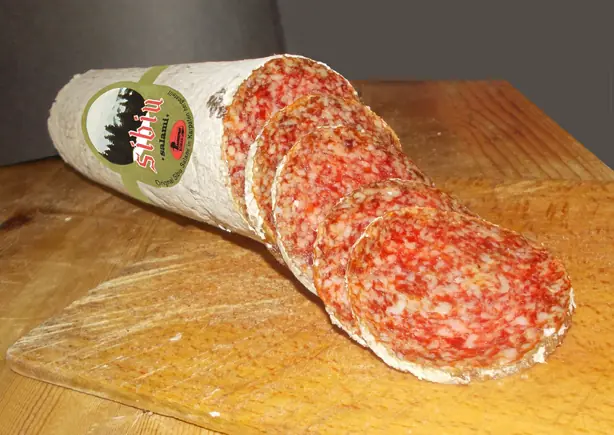 Foto von Original Sibiu Salami (Salam de Sibiu PGI) – fertig angerichtet