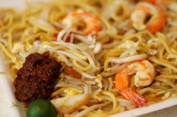 Foto von Original Singapur Hokkien Mee – Gebratene Nudeln in reichhaltigem Garnelen-Fond – fertig angerichtet