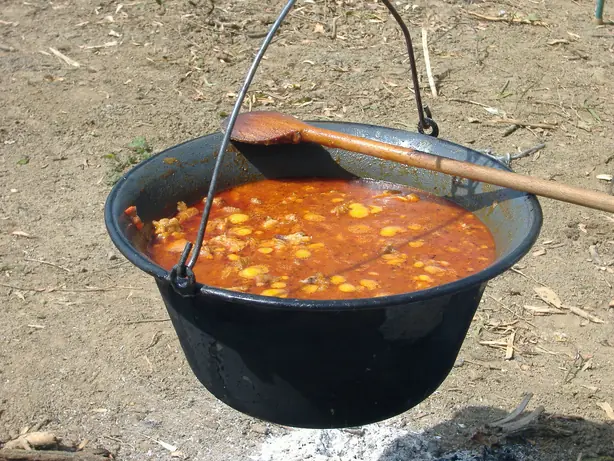 Foto von Original Ungarisches Gulasch (Gulyás) – Der Klassiker aus dem Kessel – fertig angerichtet