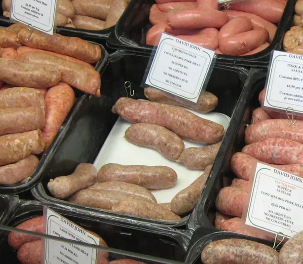 Foto von Oxford Sausage (Oxford Skate) - Traditionelle Englische Kalbsbratwurst – fertig angerichtet