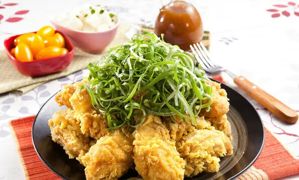 Foto von Padak - Koreanisches Frühlingszwiebel-Hähnchen – fertig angerichtet